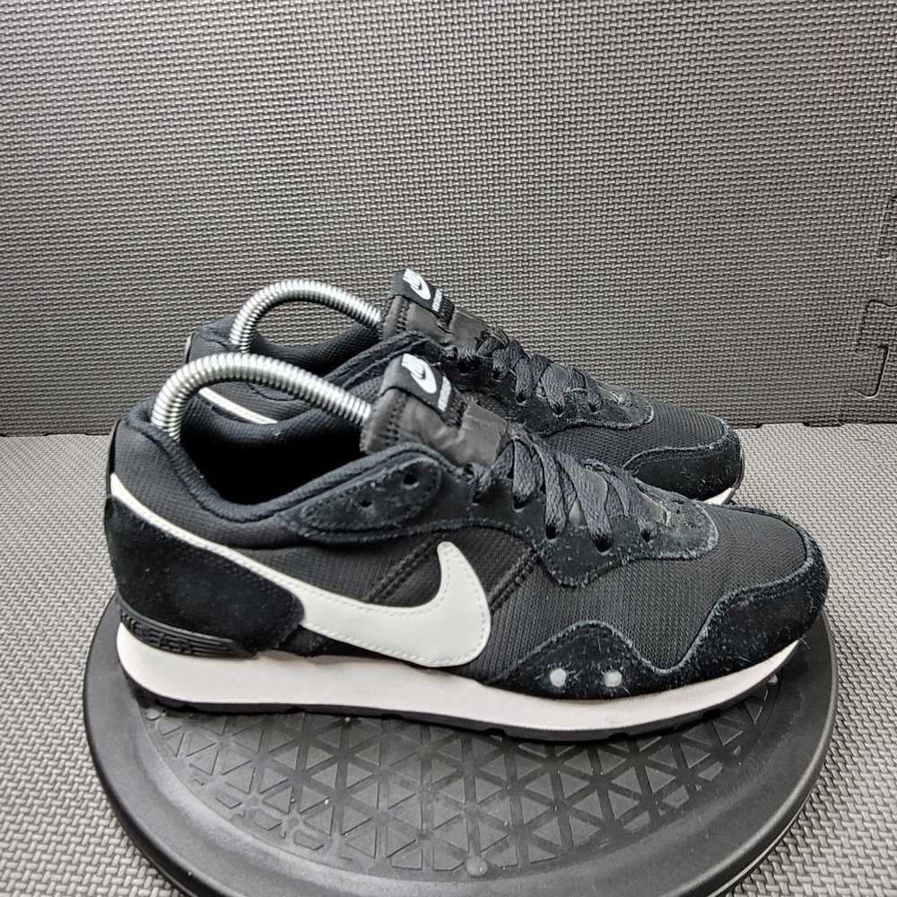 Womens Sz 8 Black Nike Venture Runner Shoes